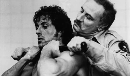 람보의 강압적 장면