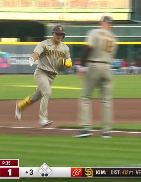 홈런을 친 후 그라운드를 돌고 있는 김하성