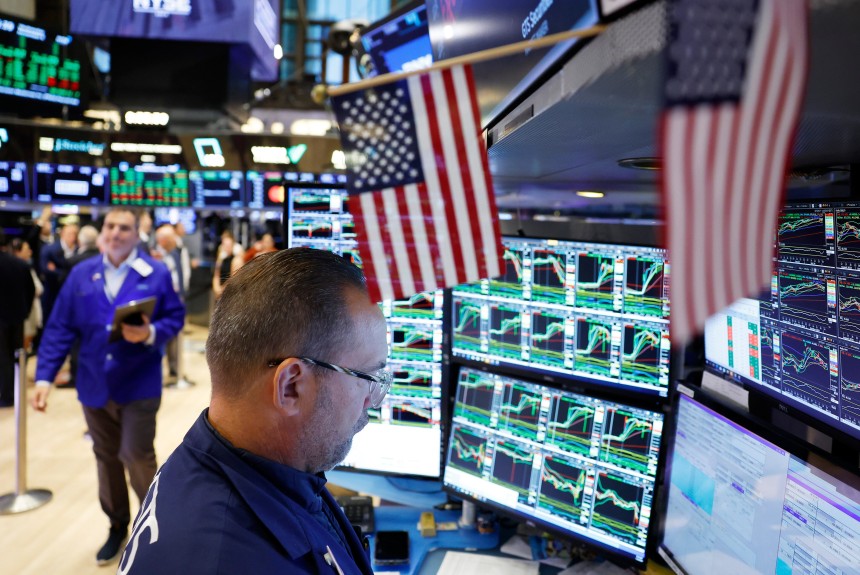 뉴욕증권거래소(NYSE)에서 트레이더들이 업무를 처리하고 있다.