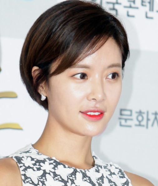 황정음이 카메라를 바라보며 사진 찍고 있는 모습