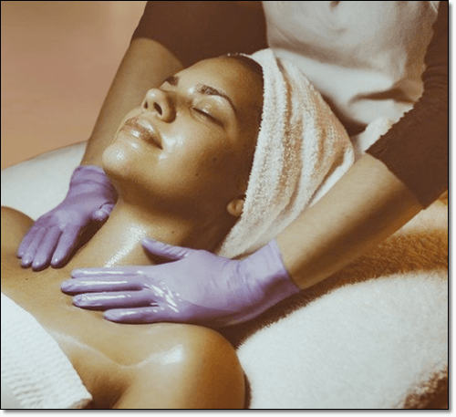 피로가 누적돼 마사지 받는 여성