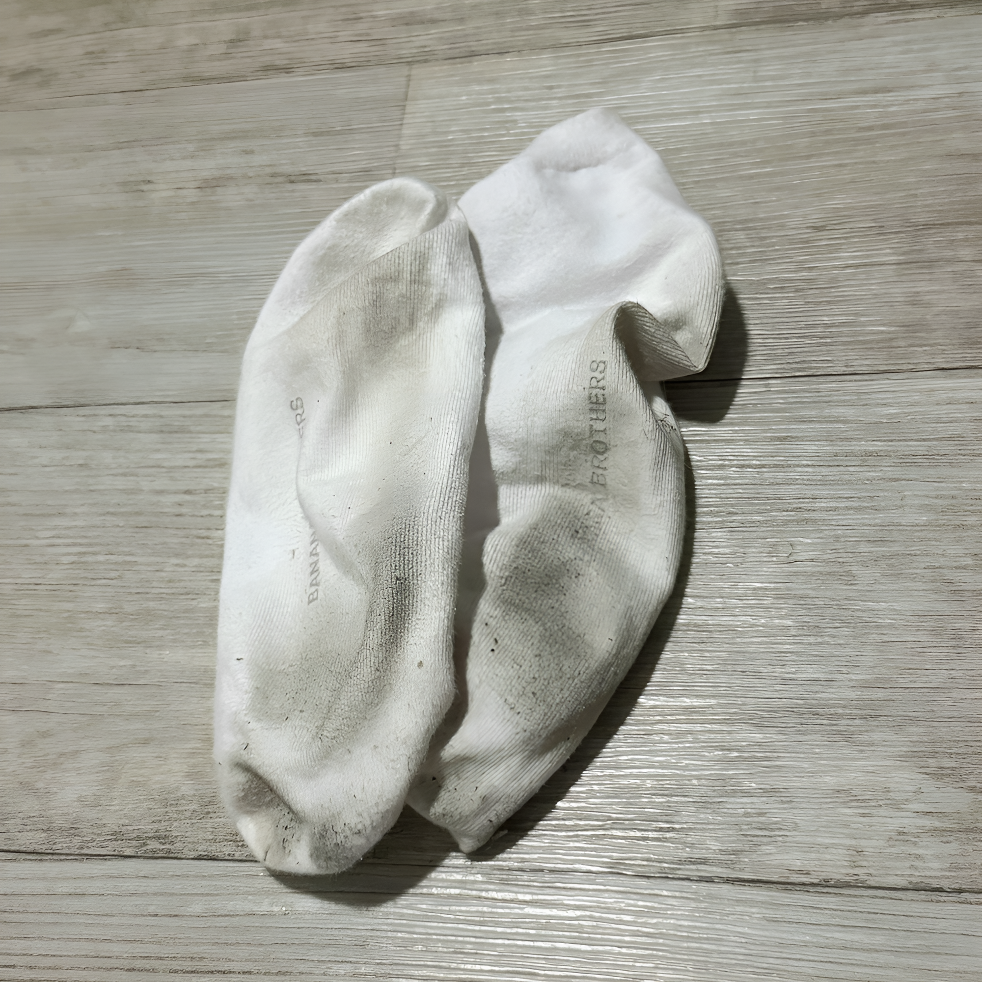 세탁 전 오염된 흰 양말 상태를 확인하는 모습
