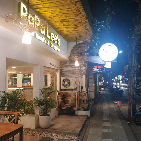 흰색 벽면과 PaPa Lee's 간판이 봉니다. 처마는 짚처럼 보이게 해 발리의 감성이 느껴진다.