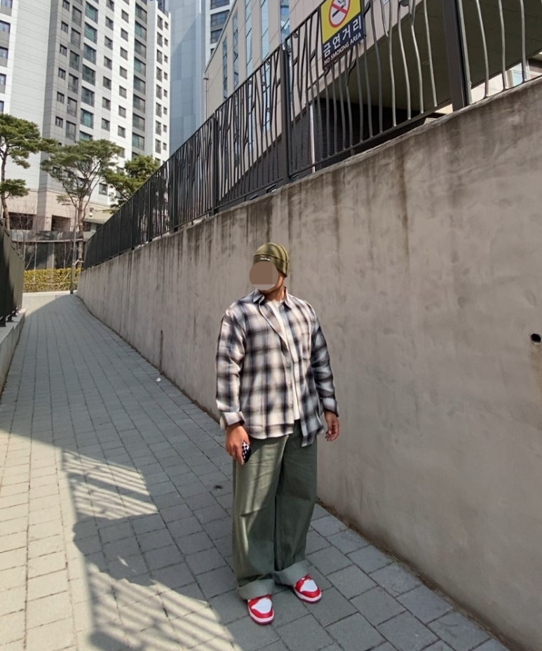 데일리룩('26. 3. 29.)슈프림x뉴에라 비니, 바운더리 오버핏 옴브레 체크셔츠, 무신사스탠다드 티셔츠, 그리너리크리드 와이드 데님팬츠, 나이키 덩크 로우 레트로 유니버시티레드