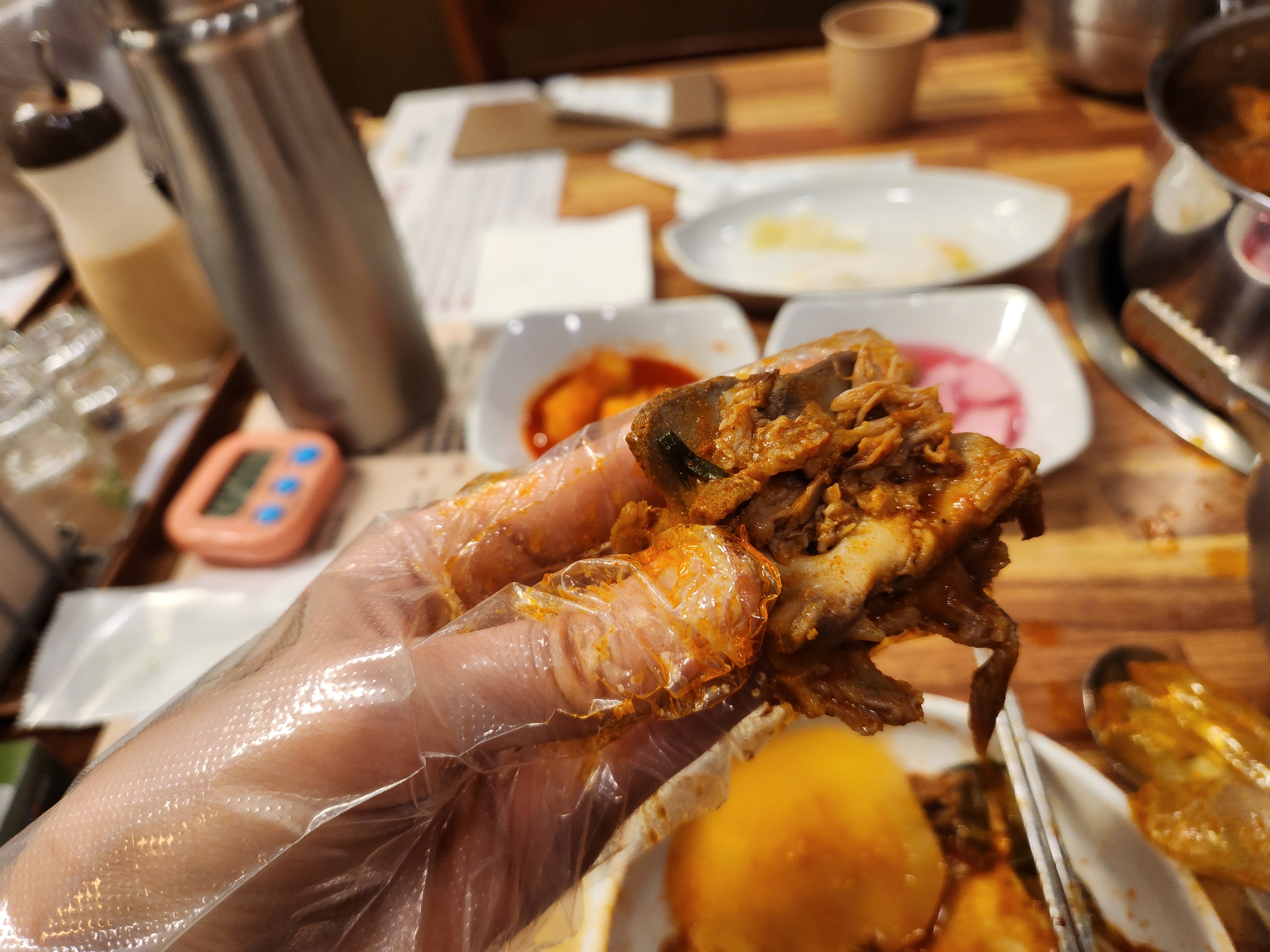 뼈를 발라 먹고 있다.