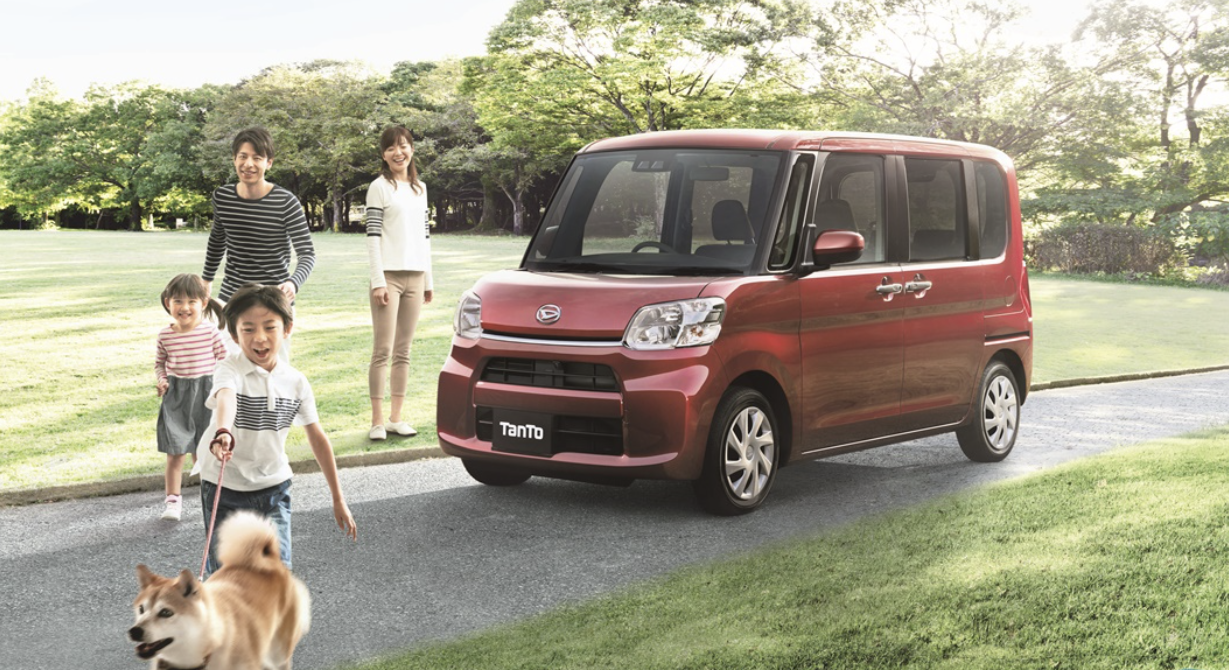 일본의 가족이 경차를 타고 여행가는 모습