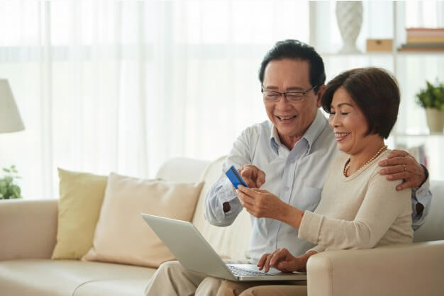 온라인으로-무언가를-신청하는-동양인-노부부