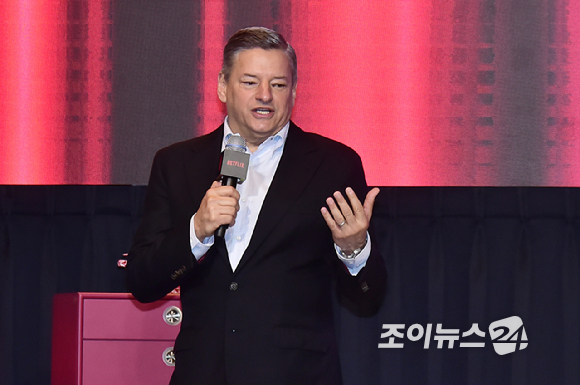 테드 서랜도스 최고경영 책임자(CEO)가 22일 서울 종로구 새문안로 포시즌스 호텔에서 진행된 넷플릭스(Netflix)와 한국콘텐츠 이야기 간담회에 참석&#44; VFX 제작자들과 대화를 나누고 있다.[사진공동취재단] [사진=사진공동취재단]