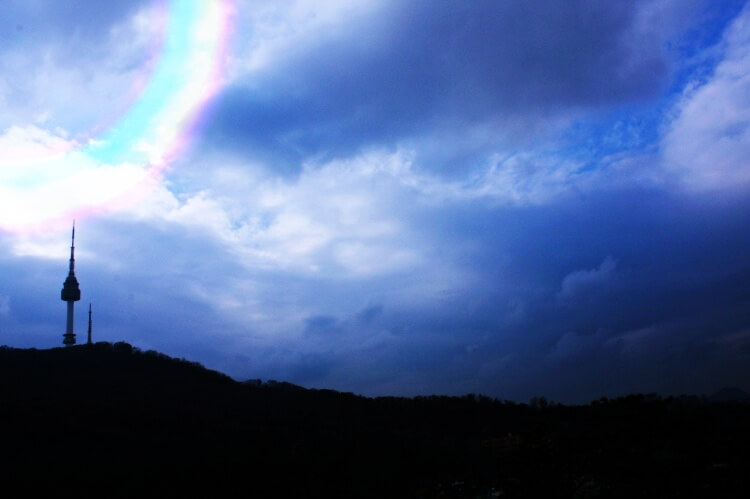 먹구름이-끼어있는-서울하늘