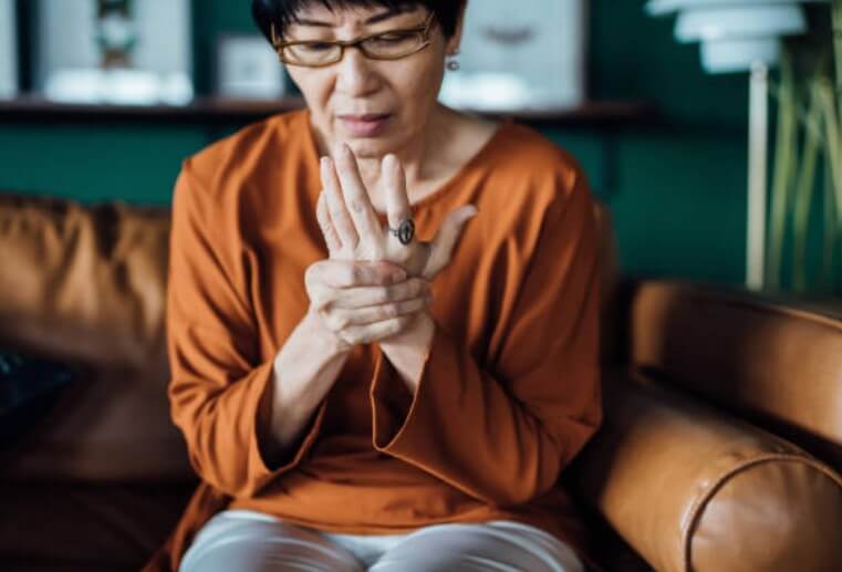 갱년기 관절 통증 원인 관리 방법