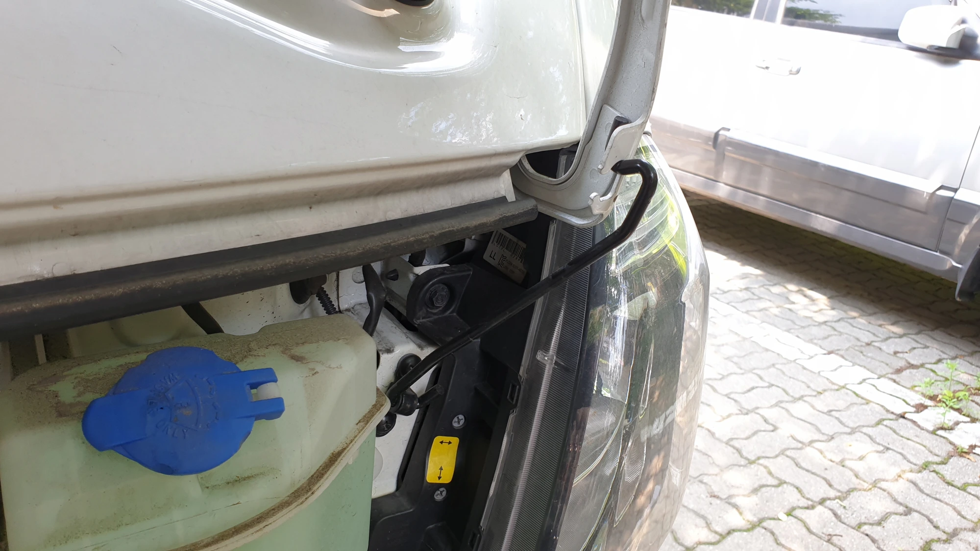 보닛 지지대 받친 모습