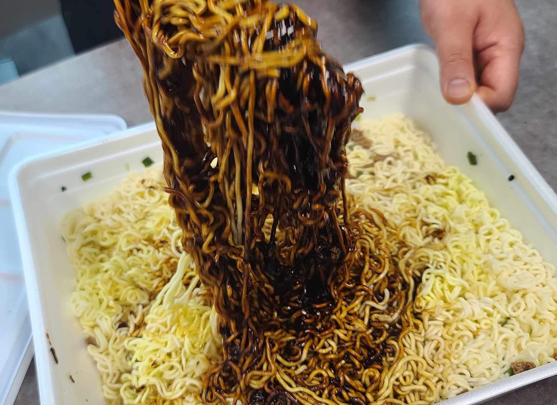 공간춘 쟁반짬짜면 공화춘짜장 간짬뽕 조리방법 내용물 구성품 조리시작 대왕라면 볶음간짬뽕소스 별첨스프 비비기