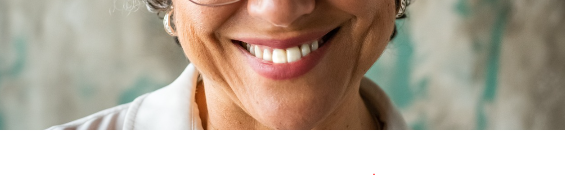 건강한 치아를 보이며 활짝 웃는 중년 여인의 입모양 사진