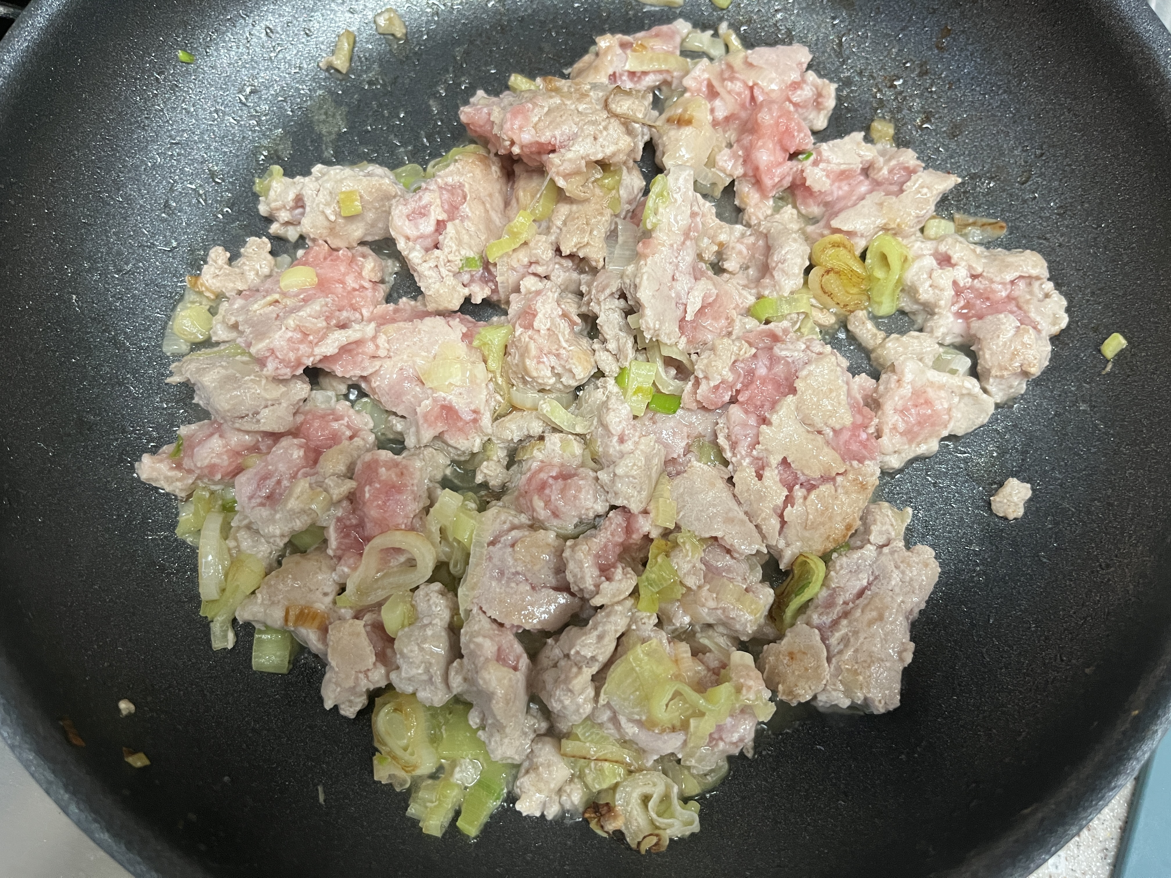 고기 넣고 볶기