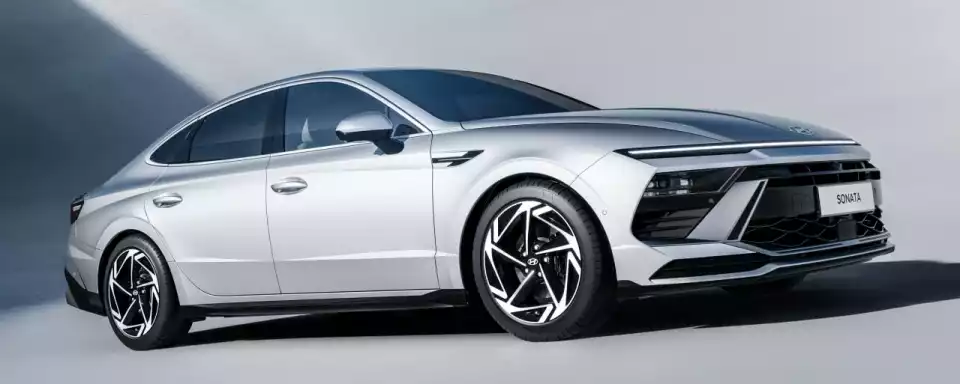 쏘나타 디 엣지의 옆모습은 좀 익숙합니다.