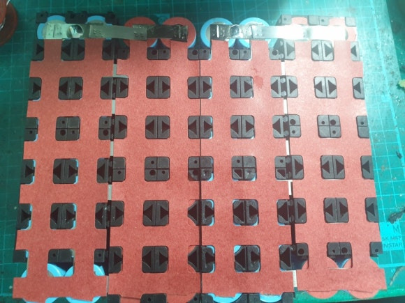 삼성 INR21700-33J셀 4S14P 스폿 연결 후 절연 작업