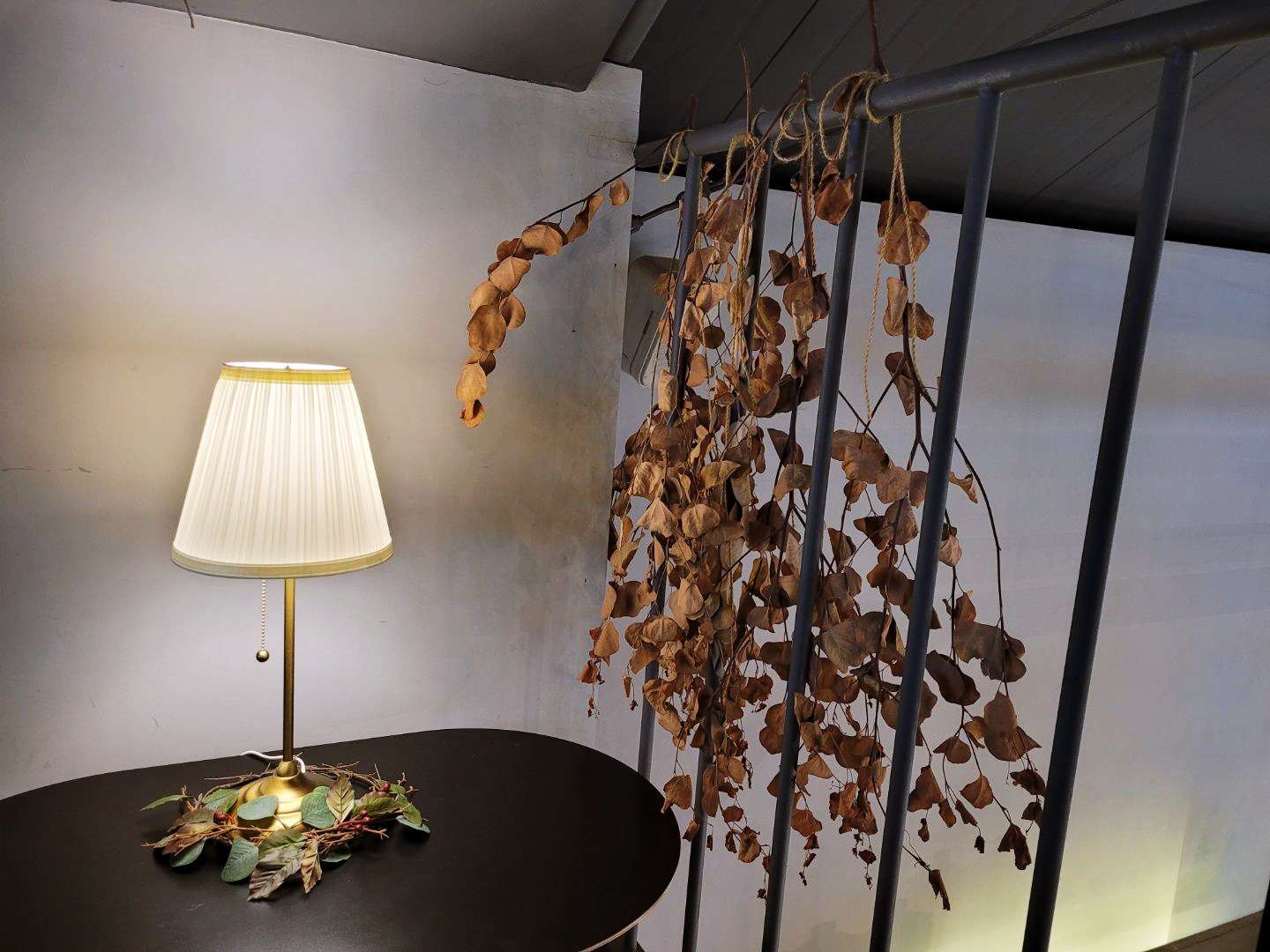 마호가니 계단사이 나뭇가지