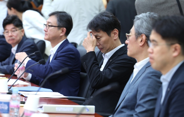 이복현 금융감독원장이 18일 오전 서울 여의도 금융투자협회에서 열린 기업과 주주행동주의 상생·발전을 위한 간담회에서 생각에 잠겨 있다.