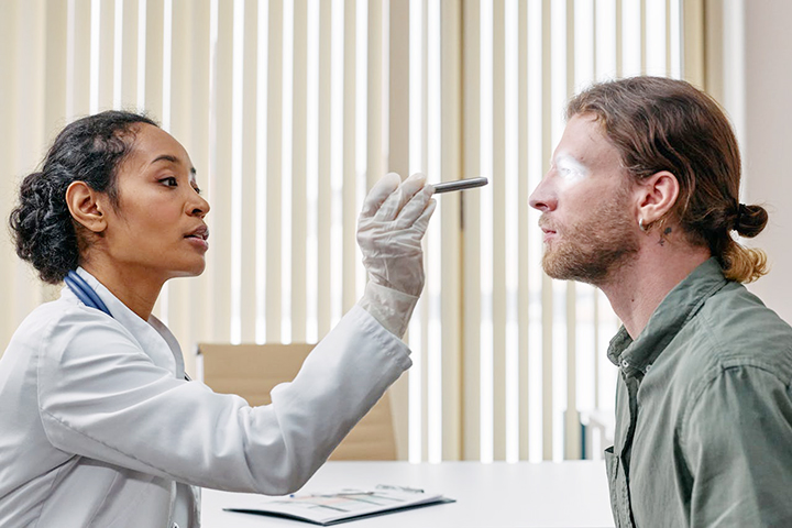 눈을-검사중인-의사