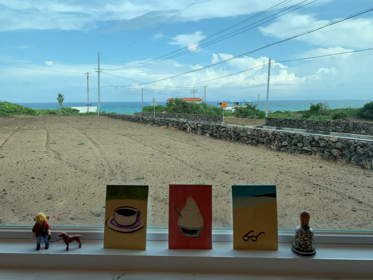 정글게스트하우스-1층-카페-유리창