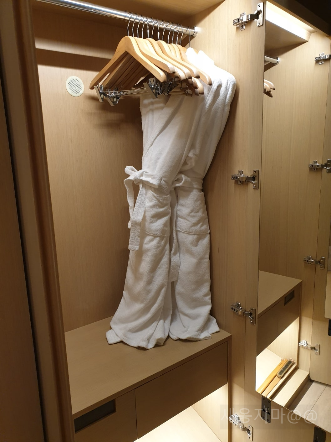 랜딩관-옷장
