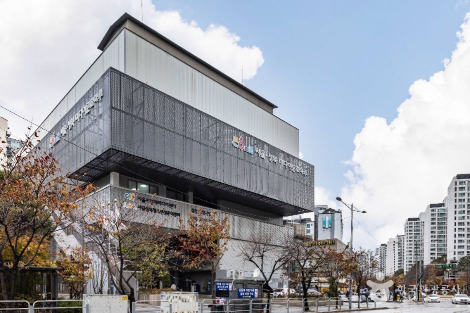 성북미디어문화마루의 현대적이고 세련된 외관 모습