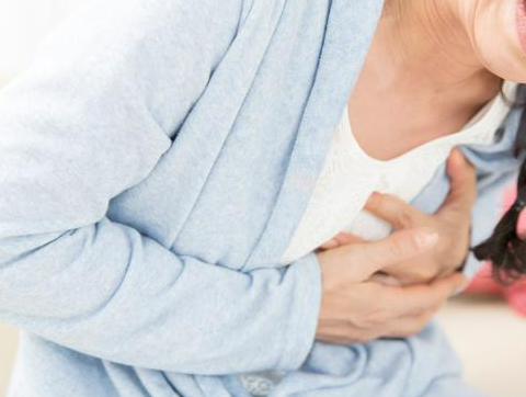 가슴통증을-느끼는-여성