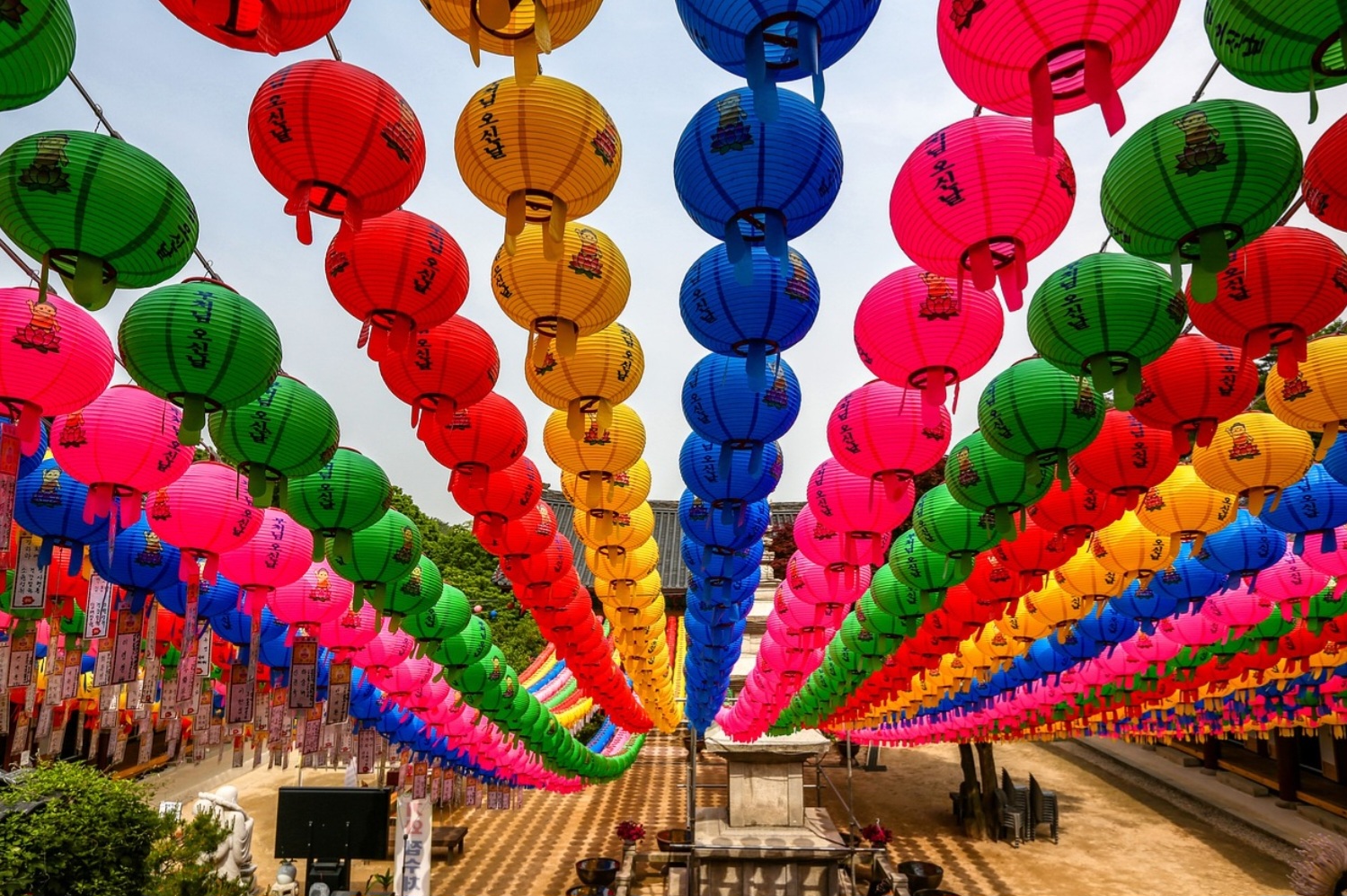 이색적인 종교와 신앙의 중심지: 소도시 속 신비한 공간들