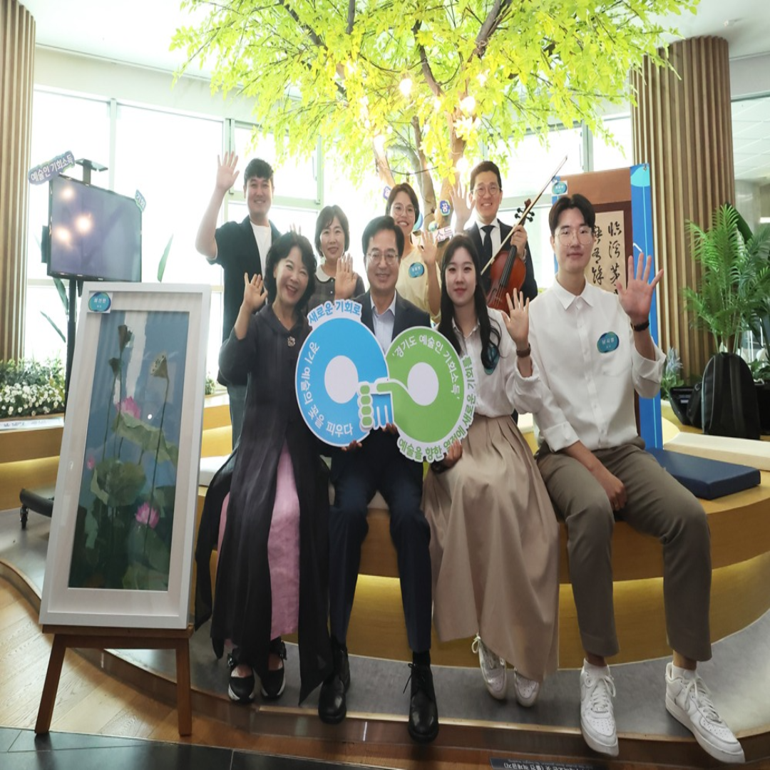 20일 오전 경기도청1층 카페(쉼마루)에서 김동연 경기도지사와 예술인 기회소득 수혜자 7명(파주·안양·군포·의왕시 거주자)이 참석한 가운데 예술인 기회소득 최초 수혜자 간담회를 하고 있다. ⓒ 경기도청