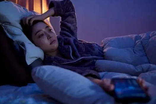 매일 새벽 뒤척이는 사람들의 진짜 이유 잠들지 못하는 마음을 들여다 보다