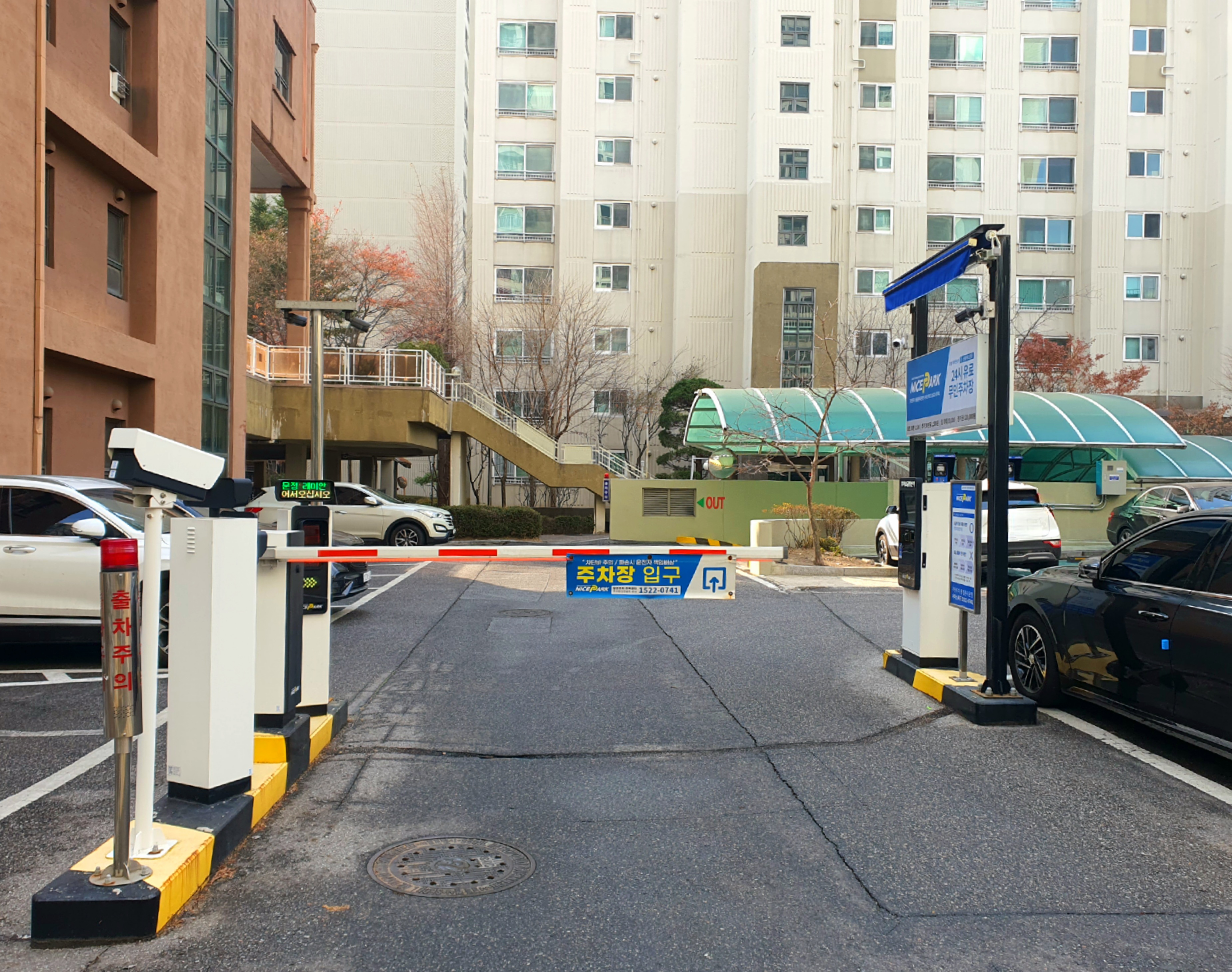주차장-입구-사진입니다.