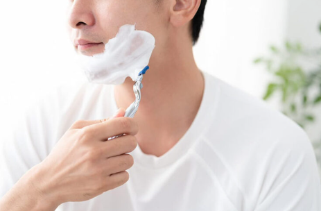 면도하는 남성