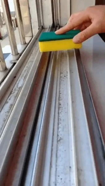 창틀 먼지 진공청소기 솔브러시와 물티슈로 닦는 순서_13