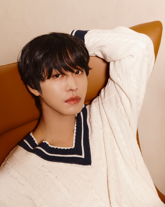 배우 안효섭이 넷플릭스 시리즈 '너의 시간 속으로'(감독 김진원, 원작 '상견니') 인터뷰에 앞서 포즈를 취하고 있다. [사진=넷플릭스]