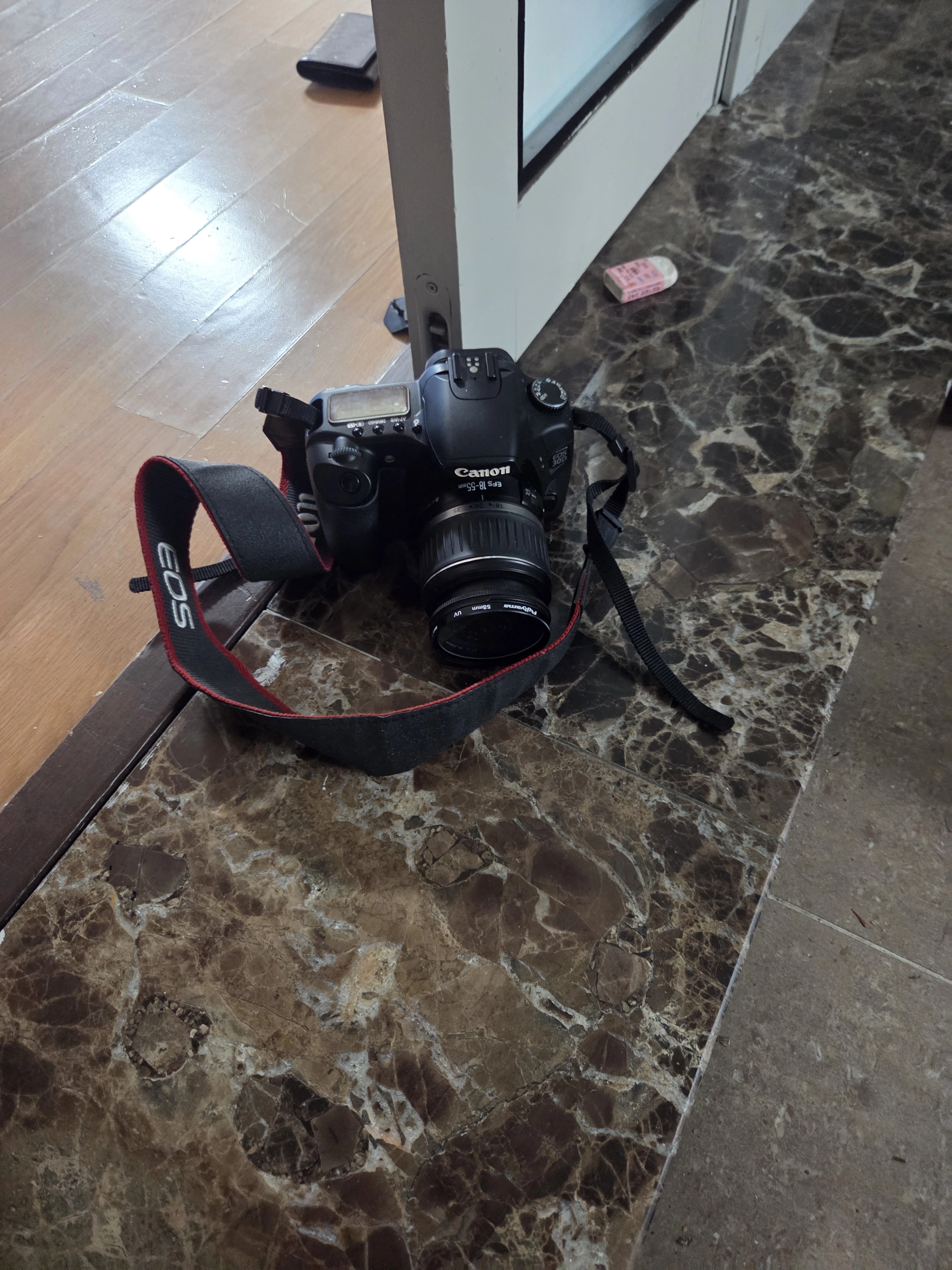 Canon EOS 30D를 들고 비 오는 날 아이 손을 먼저 잡게 된 이유