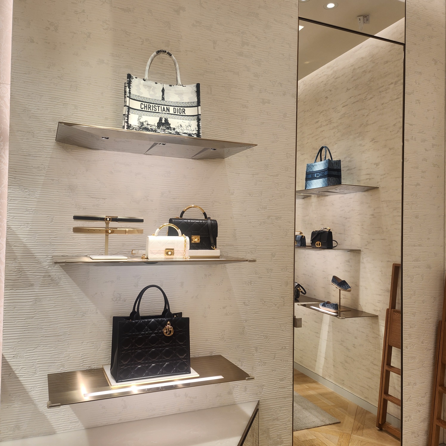 갤러리아_디올매장_내부사진