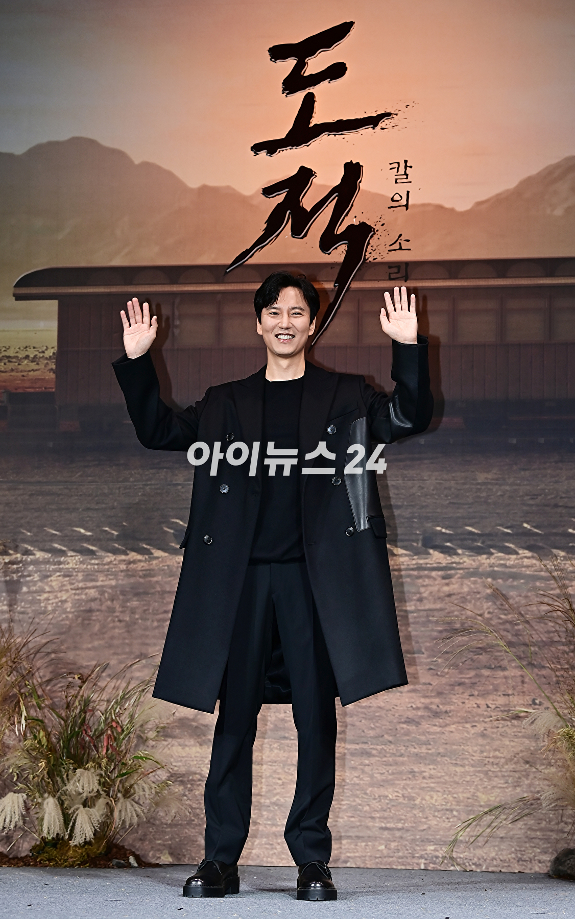 배우 김남길이 19일 오전 서울 중구 엠배서더 서울 풀만에서 열린 넷플릭스 '도적: 칼의 소리' 제작발표회에서 포토타임을 갖고 있다. [사진=곽영래 기자]