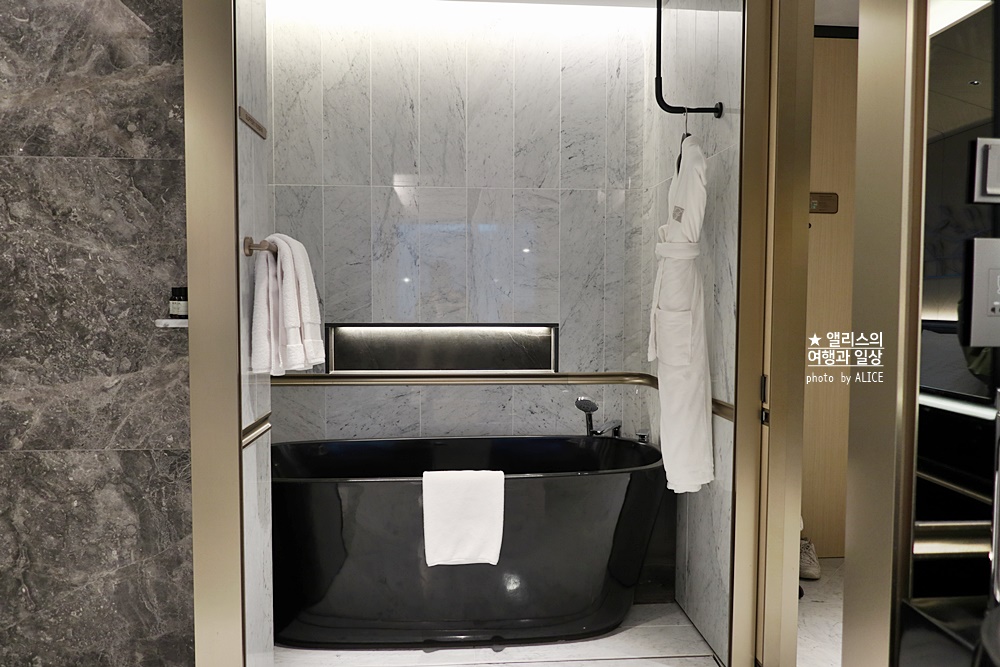 페어몬트 앰배서더 서울, 페어몬트룸 (킹사이즈 베드) 후기