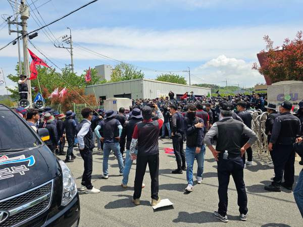 진주 화물차 사고: CU 물류센터 화물연대 조합원 1명 사망, 2명 부