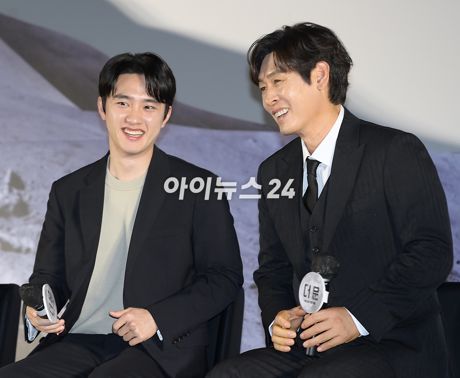 배우 도경수와 설경구가 27일 오전 서울 CGV 용산 아이파크몰점에서 진행된 영화 &#39;더 문&#39; 제작보고회에 참석하고 있다. [사진=정소희 기자]
