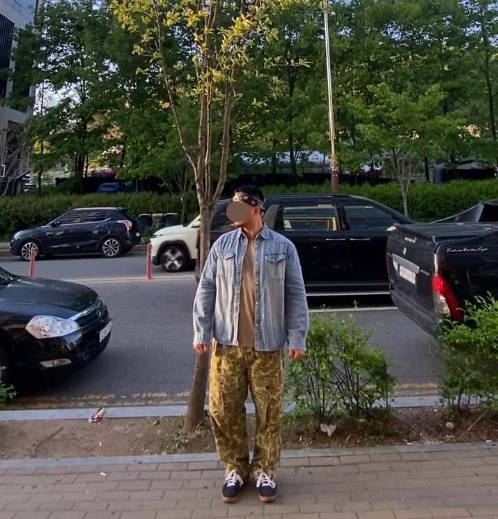 데일리룩('26. 5. 4.)하바행크 HAVAHANK 페이슬리 반다나, 디미트리블랙 웨스턴 데님셔츠, 쿨탠다드 티셔츠, 브론슨 M43 덕헌팅 카모 카고팬츠, 컨버스 올스타 스니커즈
