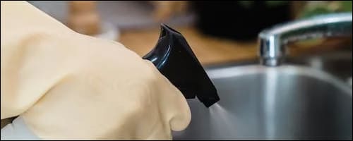 싱크대 배수구에 분무기 사용중인 모습