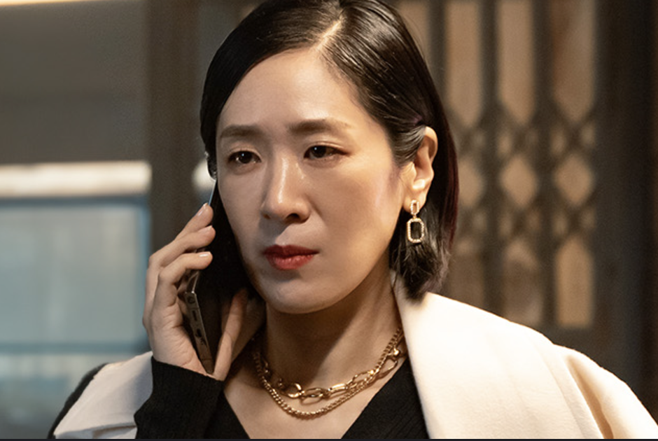 전화받고 있는 최화란