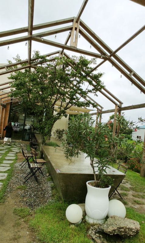 주차장에서 카페쪽으로 본 콘크리트 테이블 모습