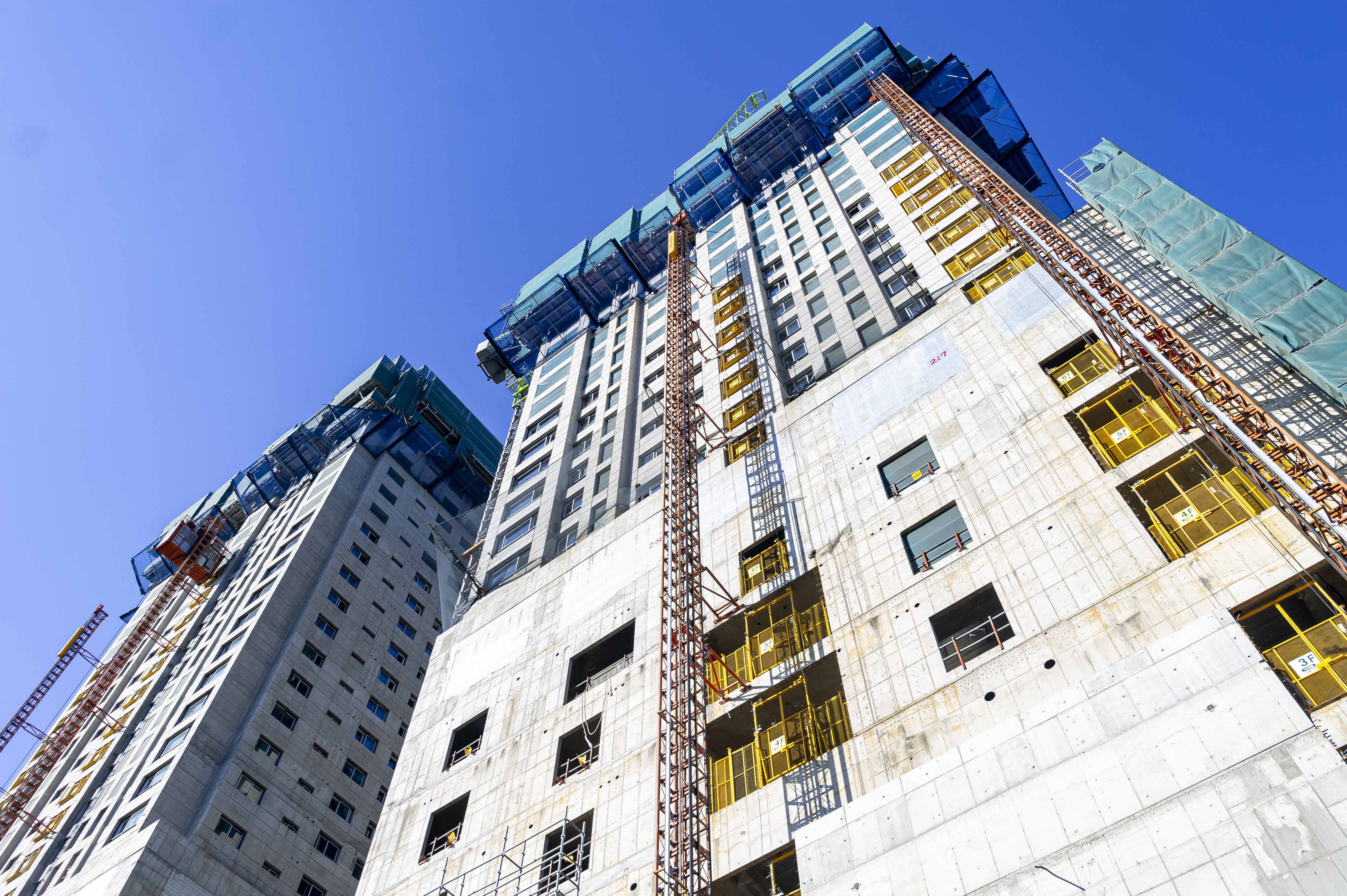 제로에너지건축물(ZEB, Zero Energy Building)은 건축물에 필요한 에너지 부하를 최소화하고, 동시에 신에너지 및 재생에너지를 적극적으로 활용하여 에너지 소요량을 최소화하는 녹색 건축물을 의미합니다.