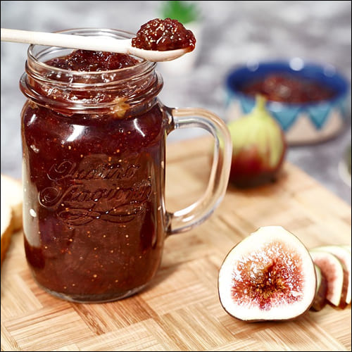 무화과 잼을 넣은 유리병과 스푼