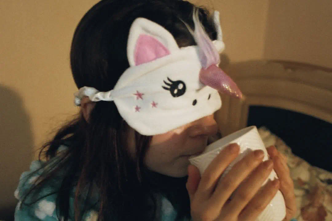 잠을 자기위해 안대와 차를 마시는 중