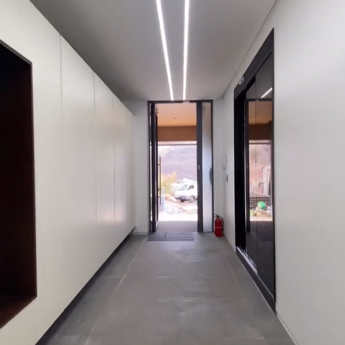 주차장 옆에 현관이 아트하다.