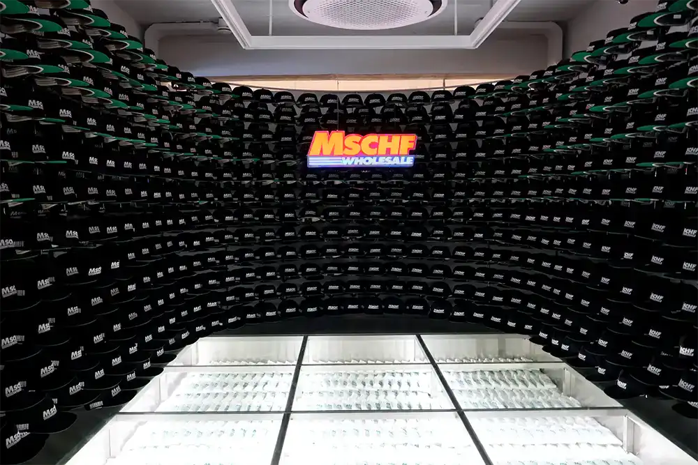 미스치프-로고가-적힌-천개의-모자와-양말