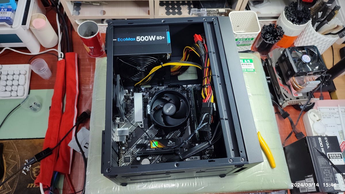 파워서플라이의 남는 선도 케이스 측면 나사 홀에 묶어서 정리했습니다.